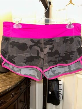 lululemon athletica speed ups size6 Gray Camo Athletic Shorts with Hot Pink Trim